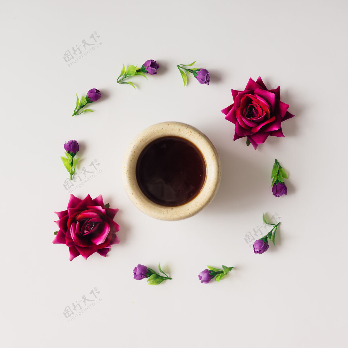 风格紫色的花和玫瑰与咖啡一起围成一圈平底杯躺下饮料食物杯子