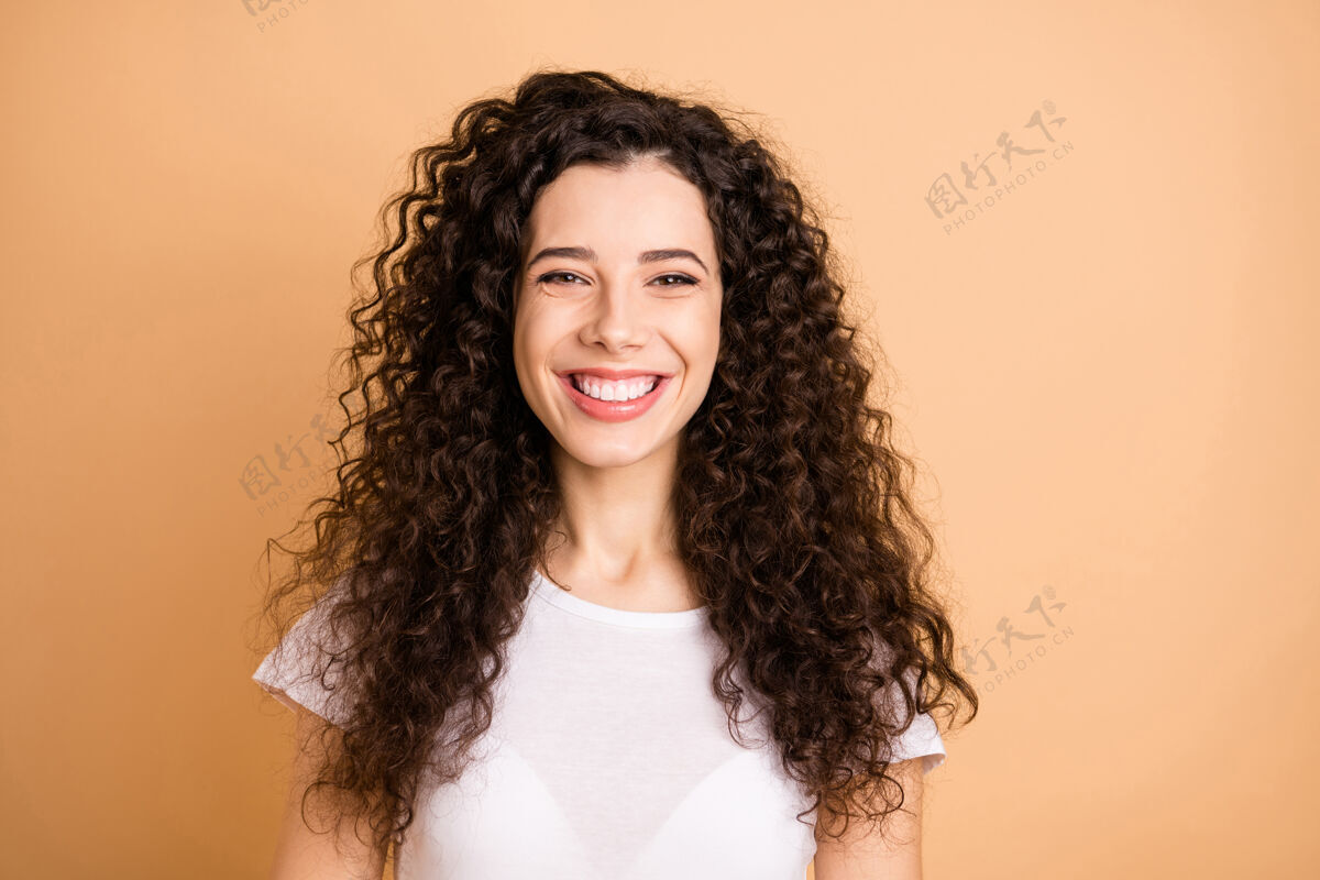 女人开朗可爱可爱的好女朋友的照片 微笑着牙牙学语 微笑着进入相机隔离米色粉彩背景时尚乐观生活方式