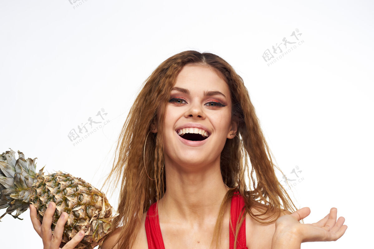 食物手拿菠萝的女人波浪形头发红色t恤水果暑假浅色背景模特椰子深色