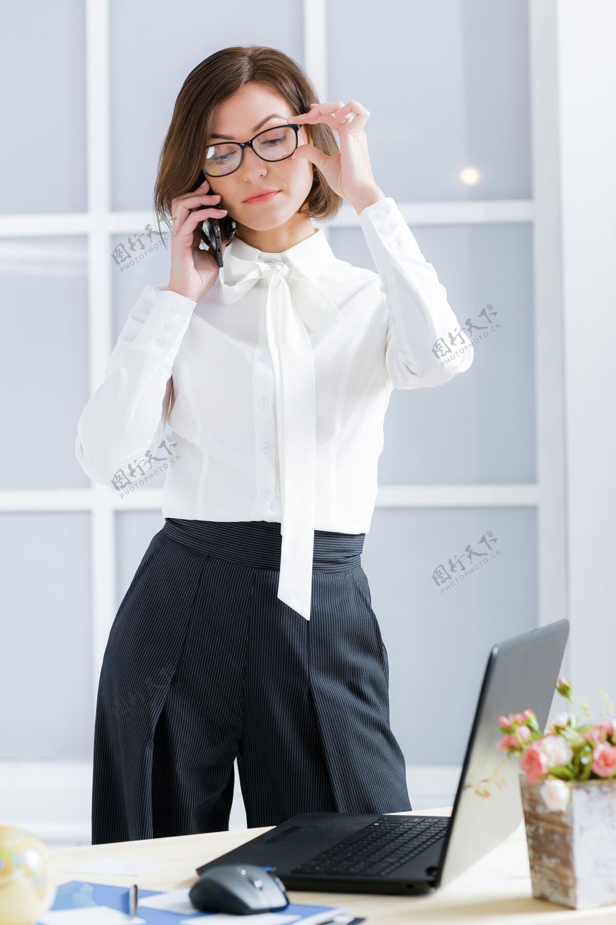 商务优雅的商务女士在办公室打电话室内工作成功