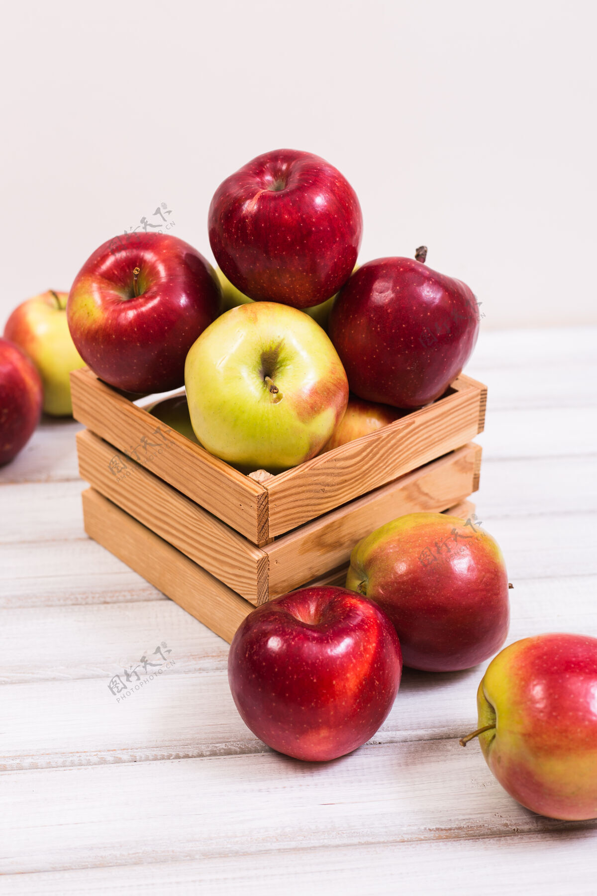 充分木制背景上的甜苹果食物收获健康