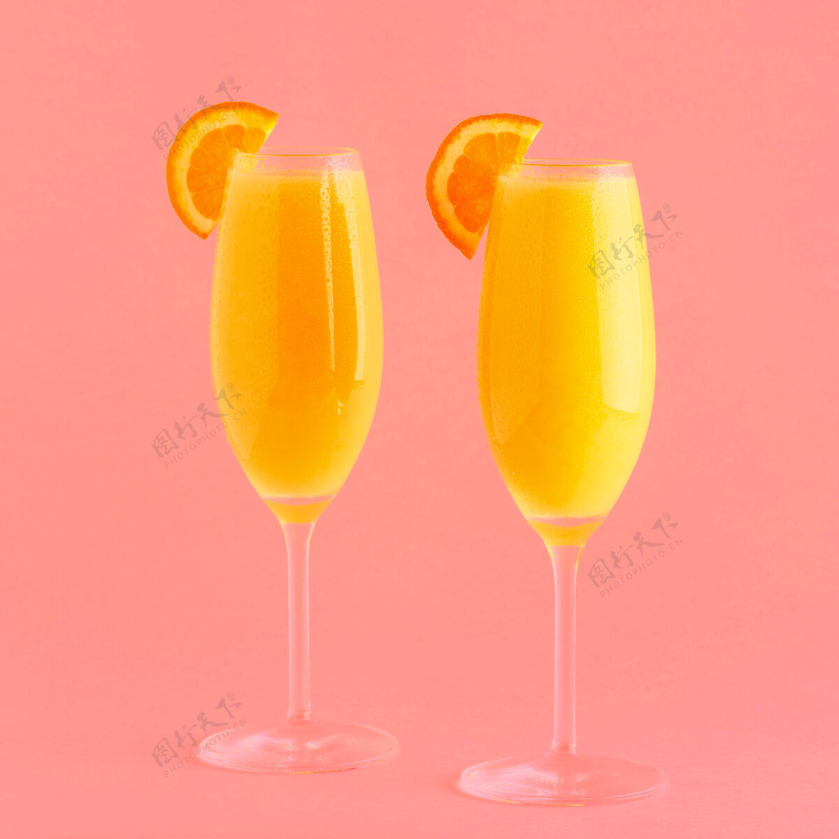 酸橙明亮背景上的黄色鸡尾酒 选择性聚焦新鲜朗姆酒橙色