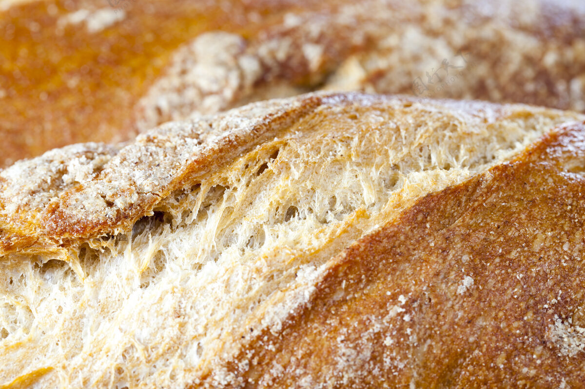 烘焙新鲜的浅色面包配上美味的酥皮 在厨房特写乡村食欲有机