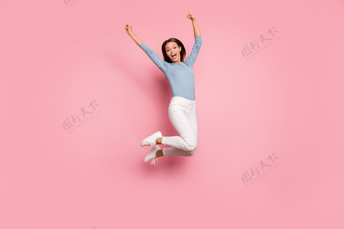 衬衫翻开了开朗 积极 疯狂 兴奋的女孩的全身尺寸照片 在跳跃前完成了所有计划的目标 这是一个单独的彩色背景成功裤子冠军