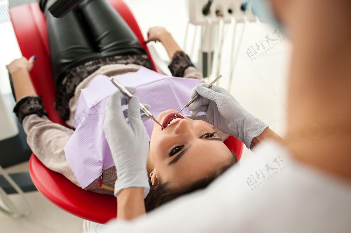 牙科美丽的女人在牙科治疗牙齿美女微笑口腔