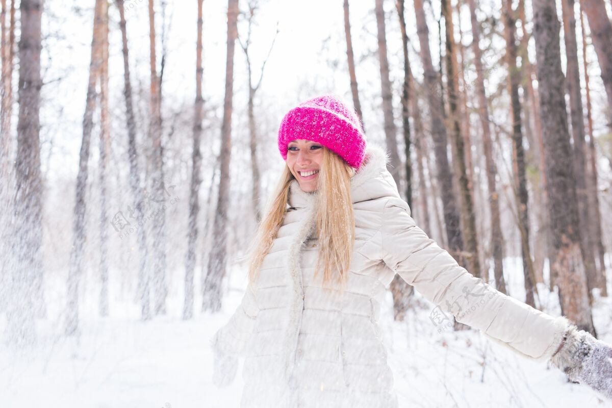 女士快乐的年轻女子在雪林户外玩雪时尚冬天自然