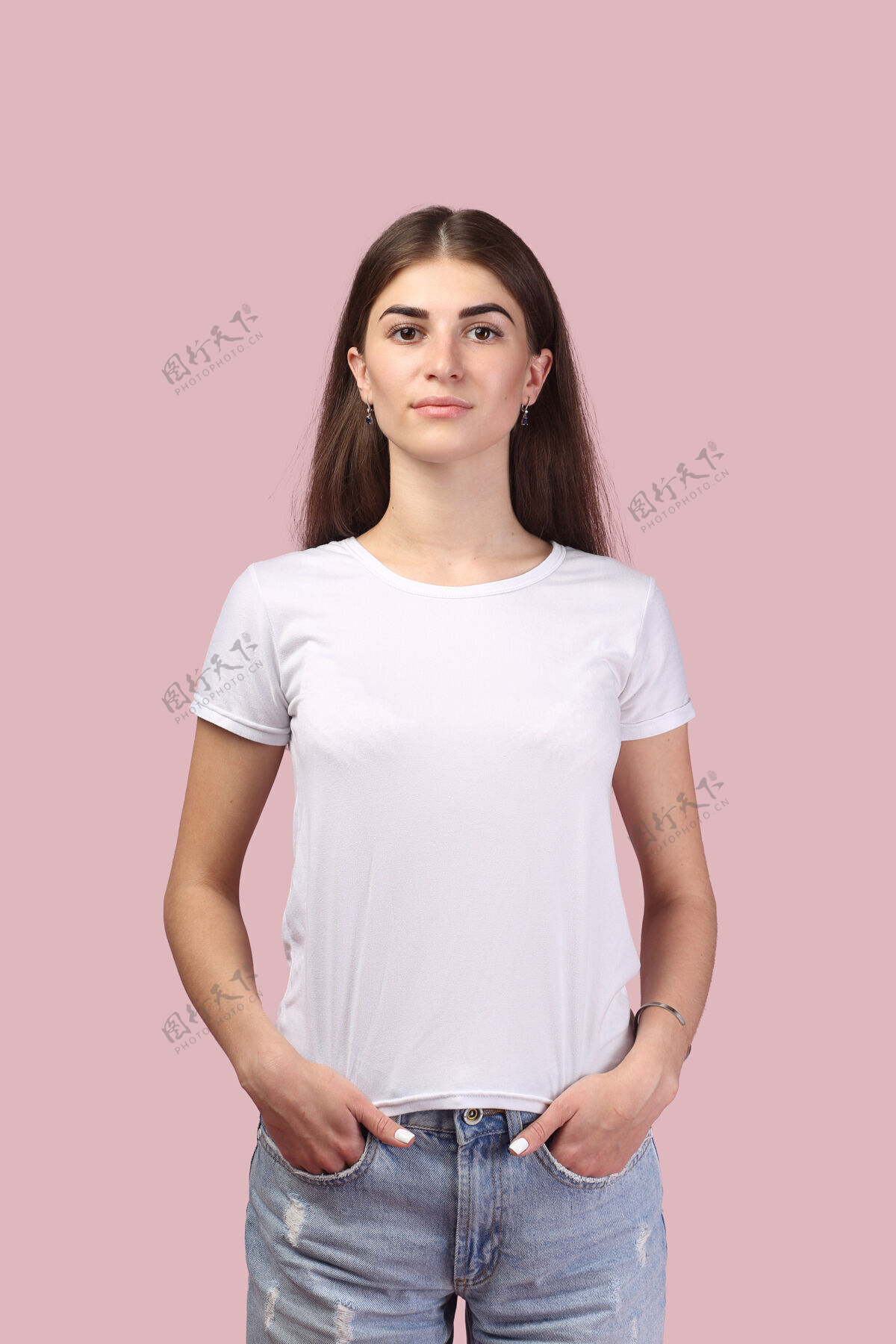 青少年长发的漂亮女孩 穿着白色t恤 摆出淡粉色的姿势背景可爱深色头发 看起来很成功 很专业 对生活有积极的态度现代看起来性感