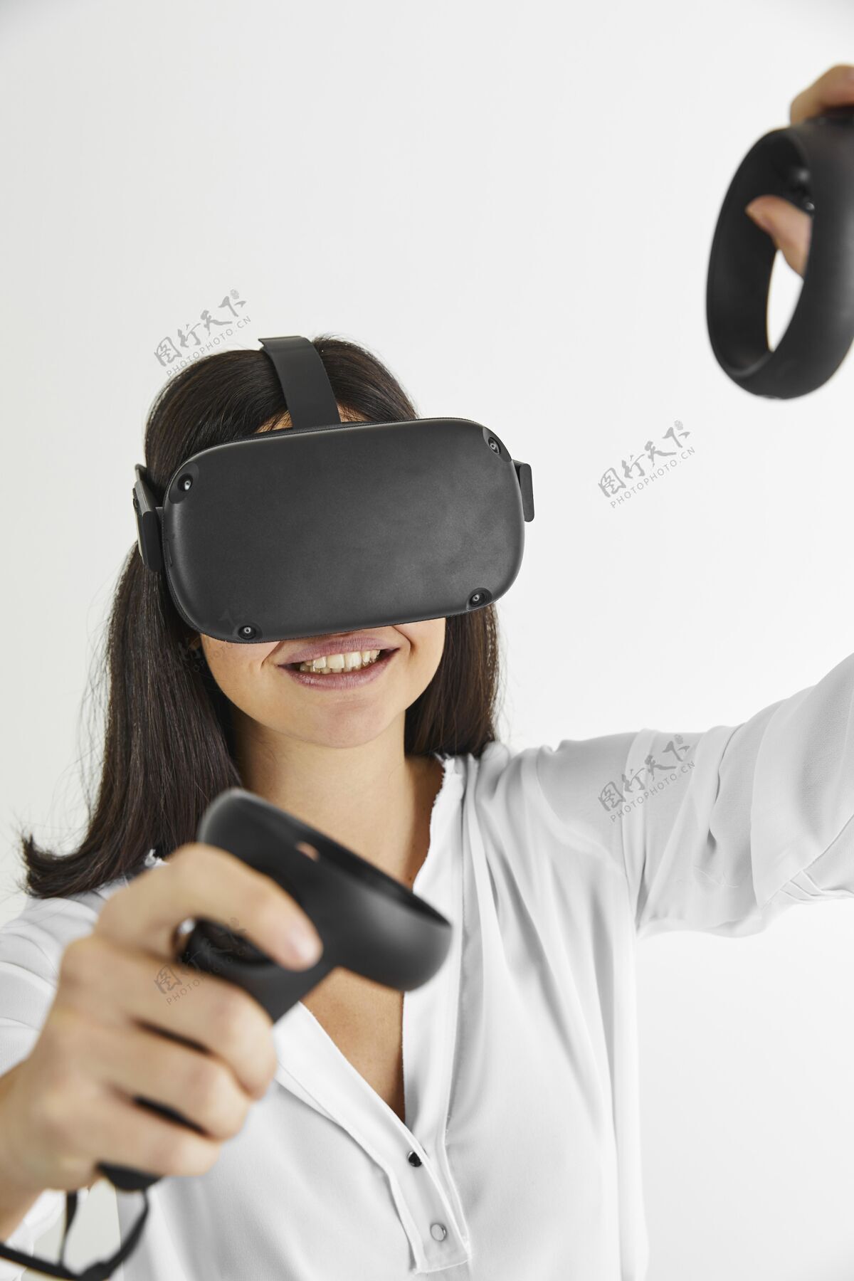 女人戴着虚拟现实耳机的女人设备虚拟现实耳机技术