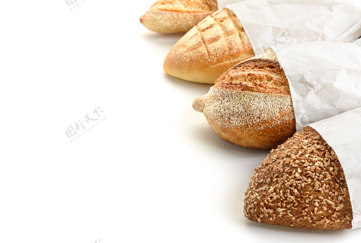 乡村不同类型的面包在白色背景的纸袋里谷类传统自然