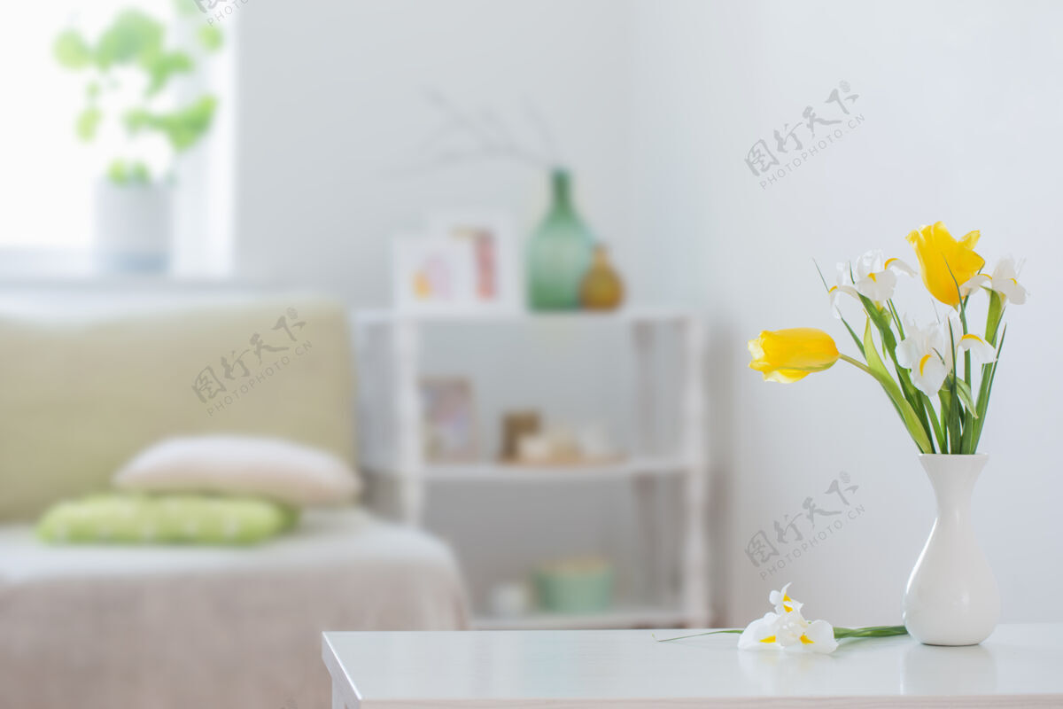 花白色的室内装饰有春天的花朵和装饰品室内灯光架子