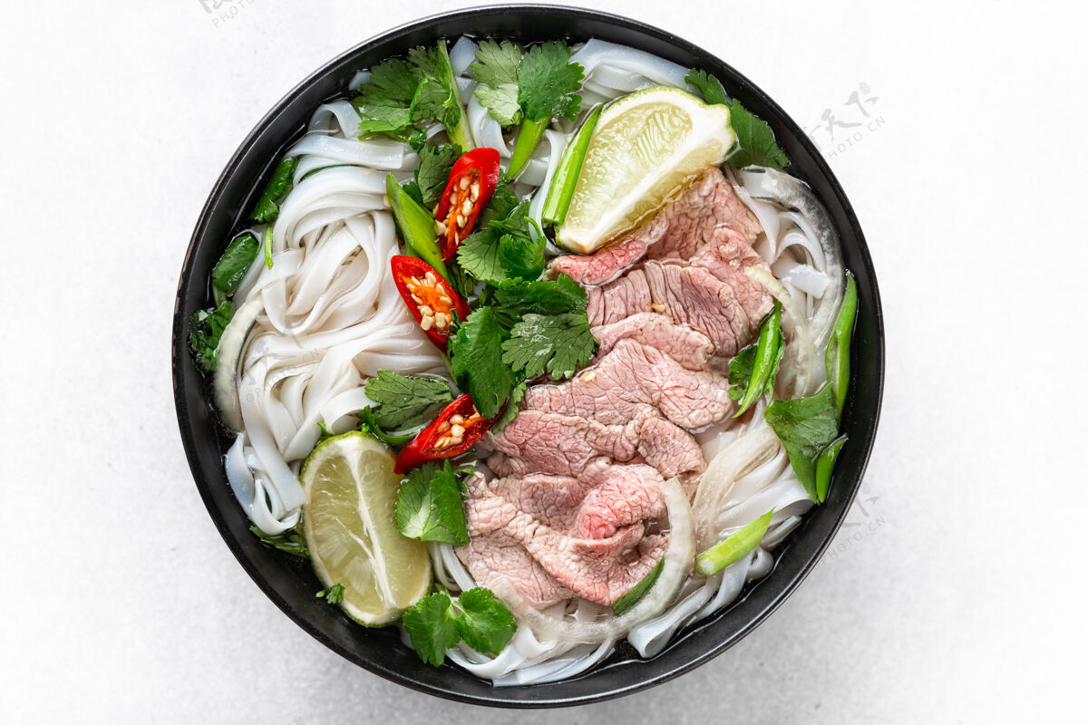 越南菜Phobo越南汤配牛肉和米粉 白色背景 顶视图 特写碗顶视图传统