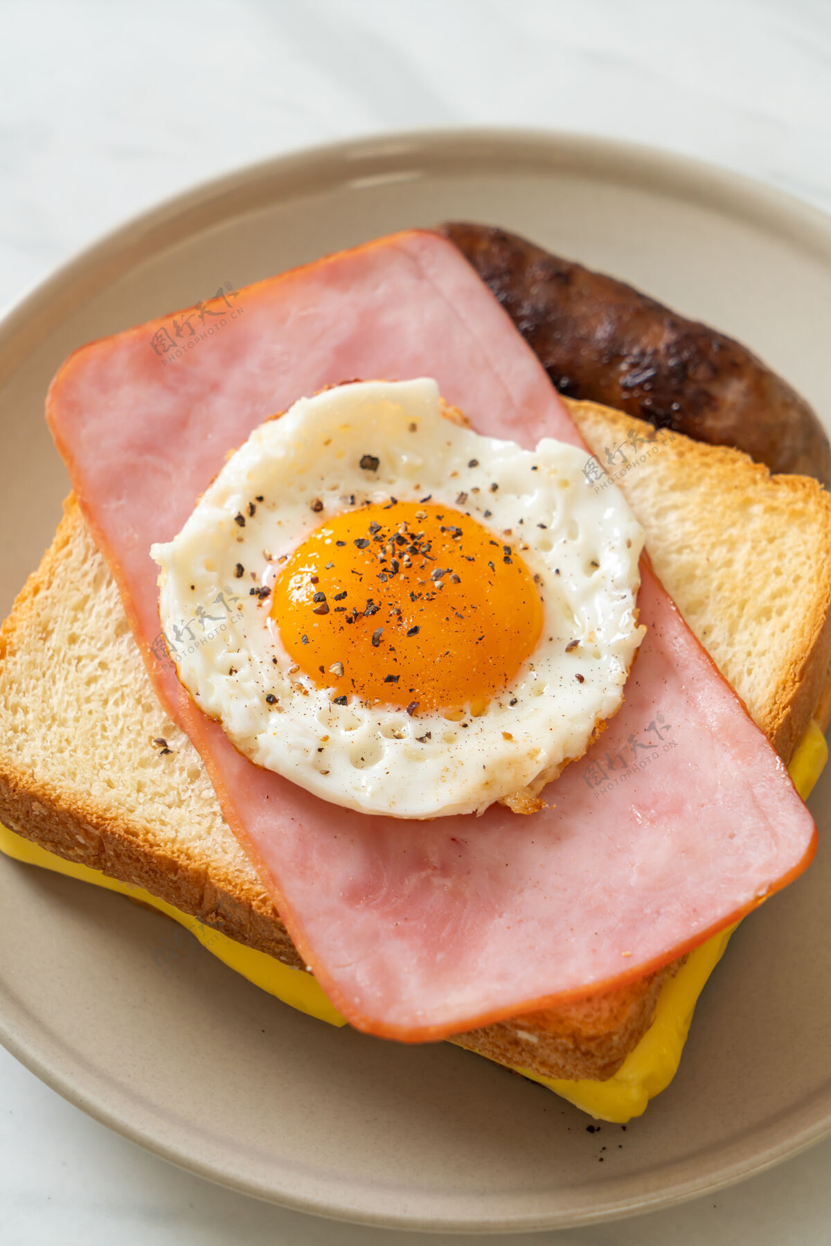 木头早餐自制面包烤芝士火腿炒鸡蛋配猪肉香肠菜肴猪肉奶酪