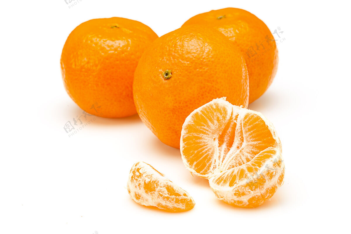 饮食整个柑桔和部分隔离在白色背景上黄切块橘子