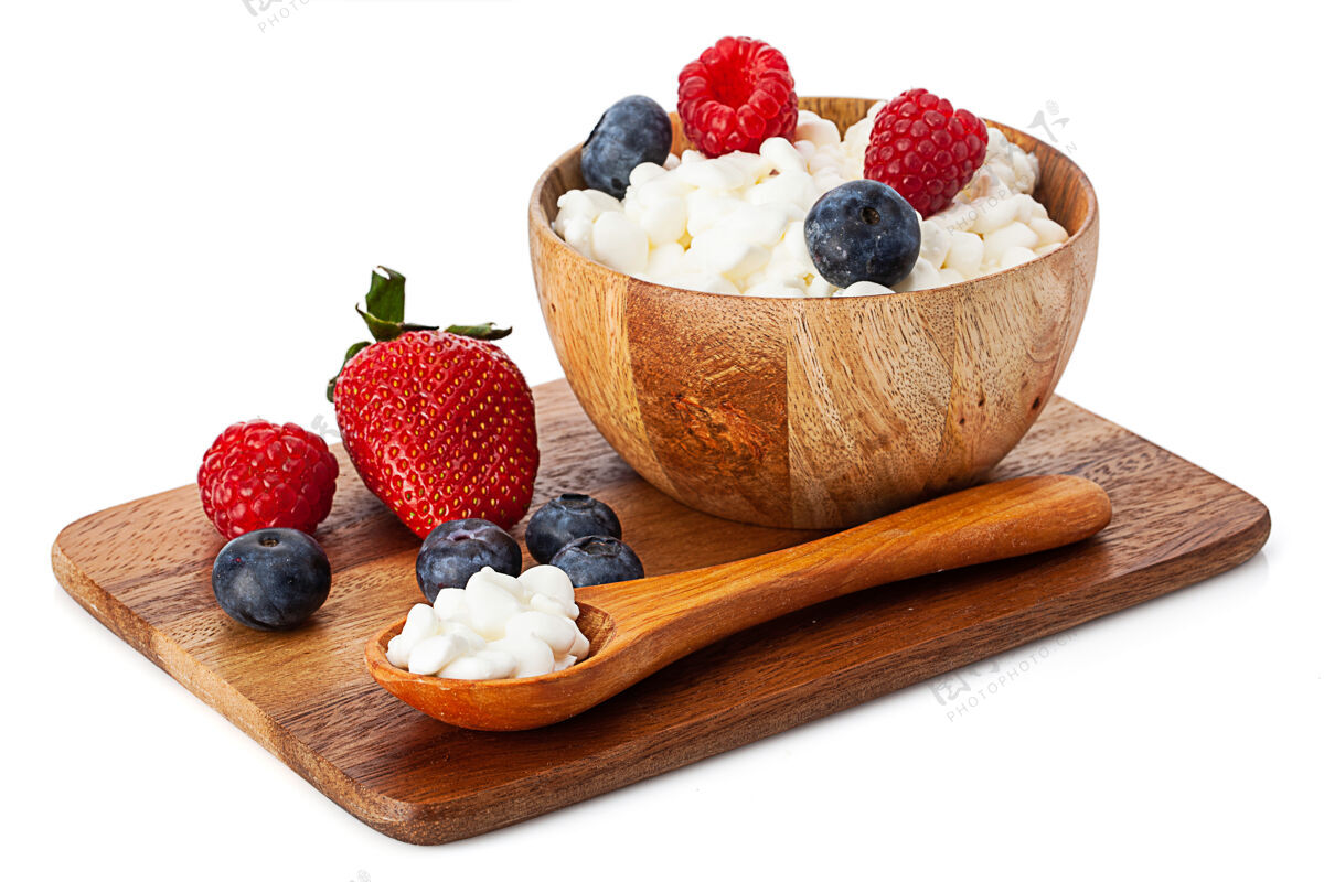 食物木制碗 上面放着白干酪和浆果隔离板在白色背景上农舍健康饮食