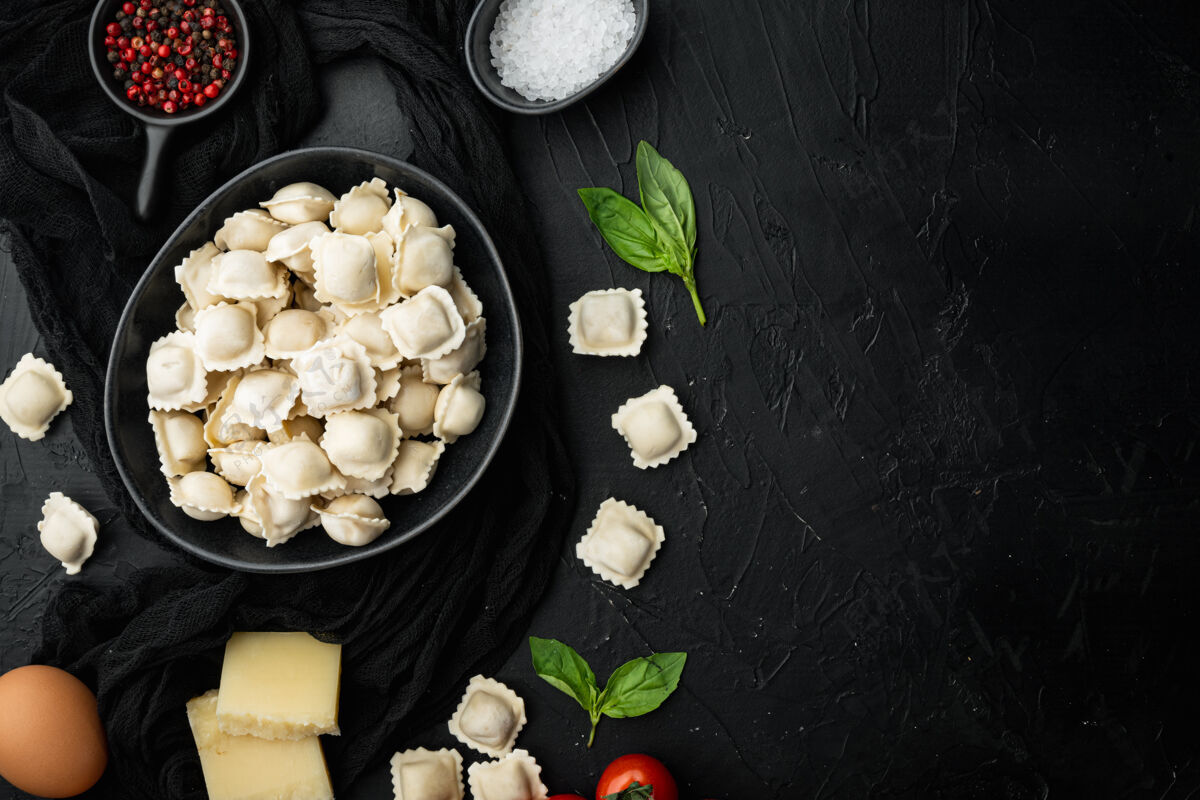 意大利语意大利馄饨配帕尔玛干酪和罗勒 黑色菠菜自制玉米饼