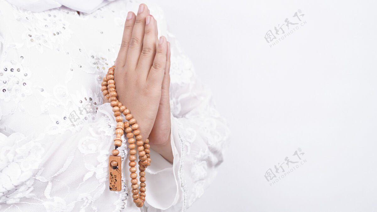 妇女手戴念珠的亚洲穆斯林妇女欢迎客人年轻人精神亚洲人