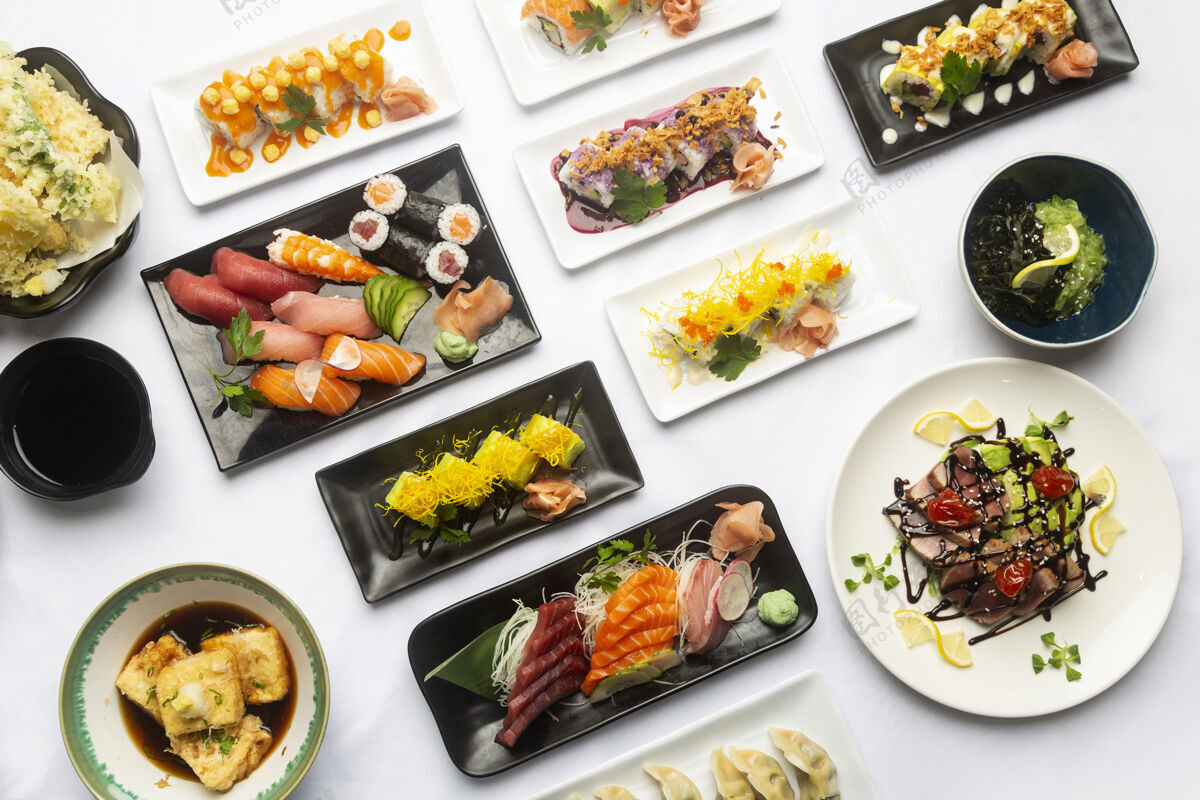 沙司传统的日本食物俯瞰白色盘子鱼子酱鲑鱼