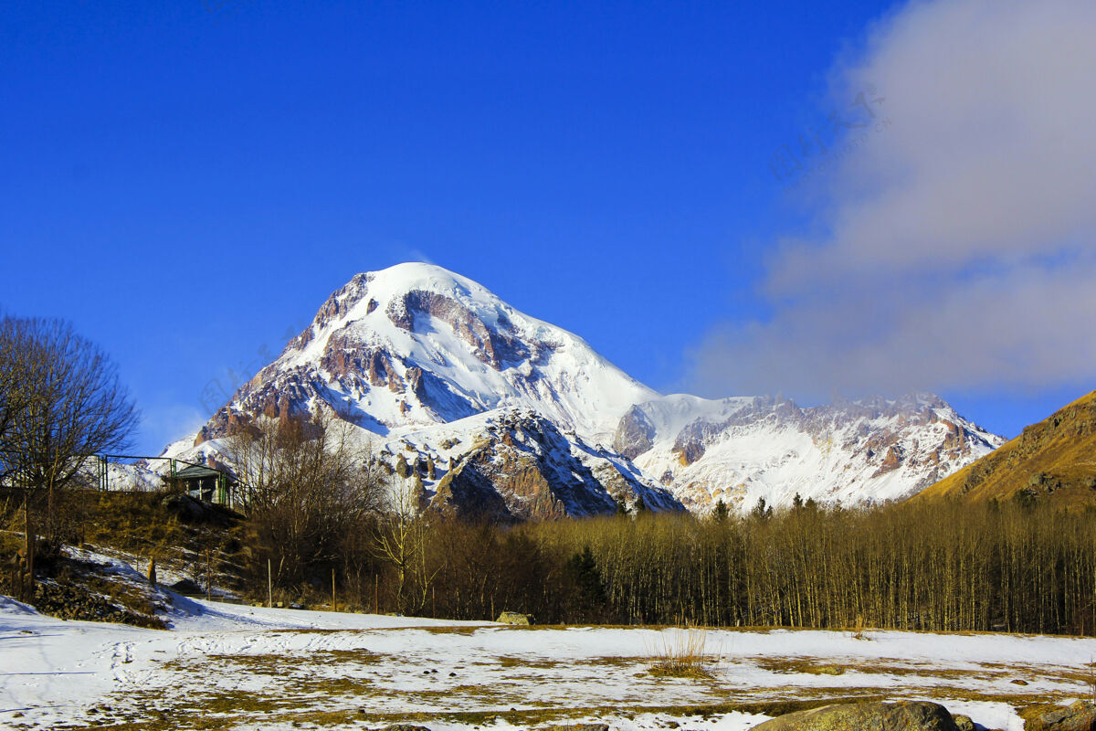 山脉mkhinvarthveri的山景和乔治亚州哈兹贝吉的美丽景色美丽的景色高山高峰