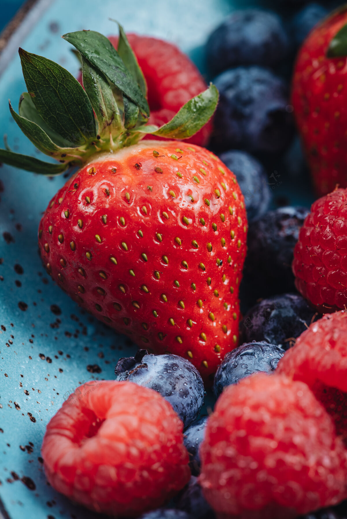 蓝莓早餐的新鲜生草莓真是太棒了健康的生活方式健康美味