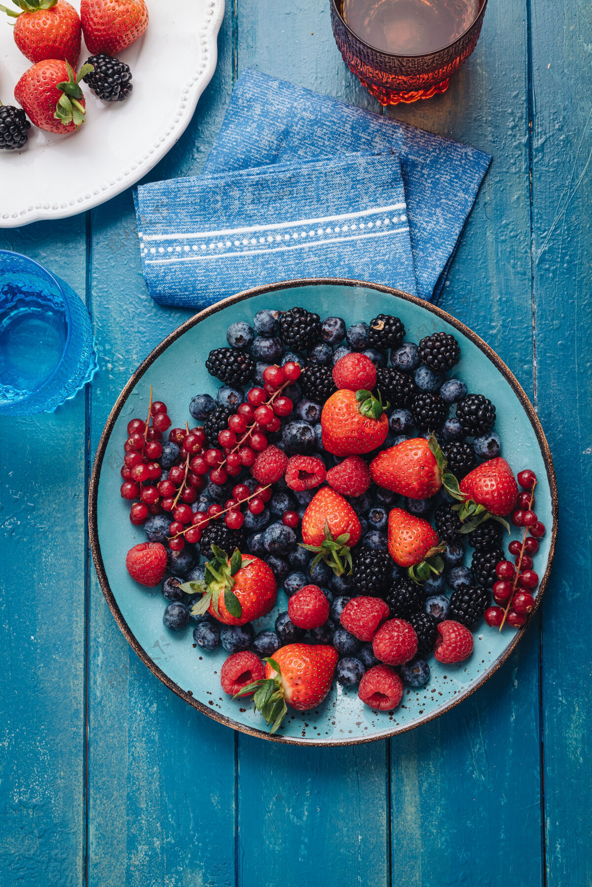 甜味健康的早餐吃新鲜的浆果和水果营养黑莓蓝莓