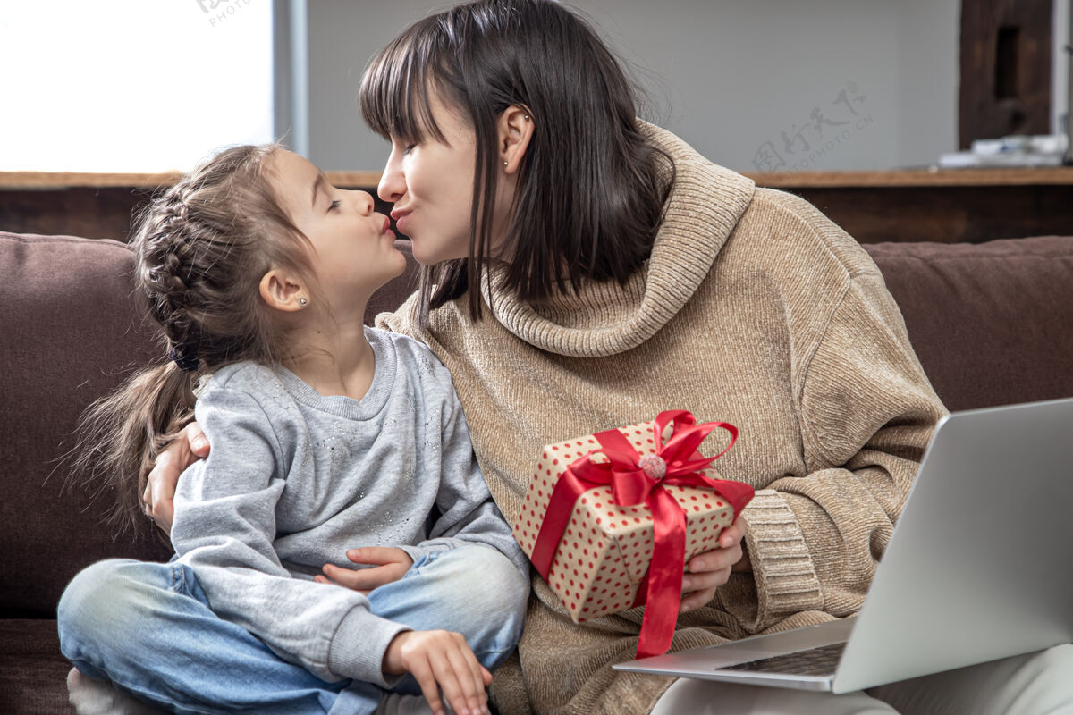 优质时间快乐的妈妈和女儿吻那个祝贺节日的概念 家庭关系和高质量的时间在一起友谊女儿亲吻