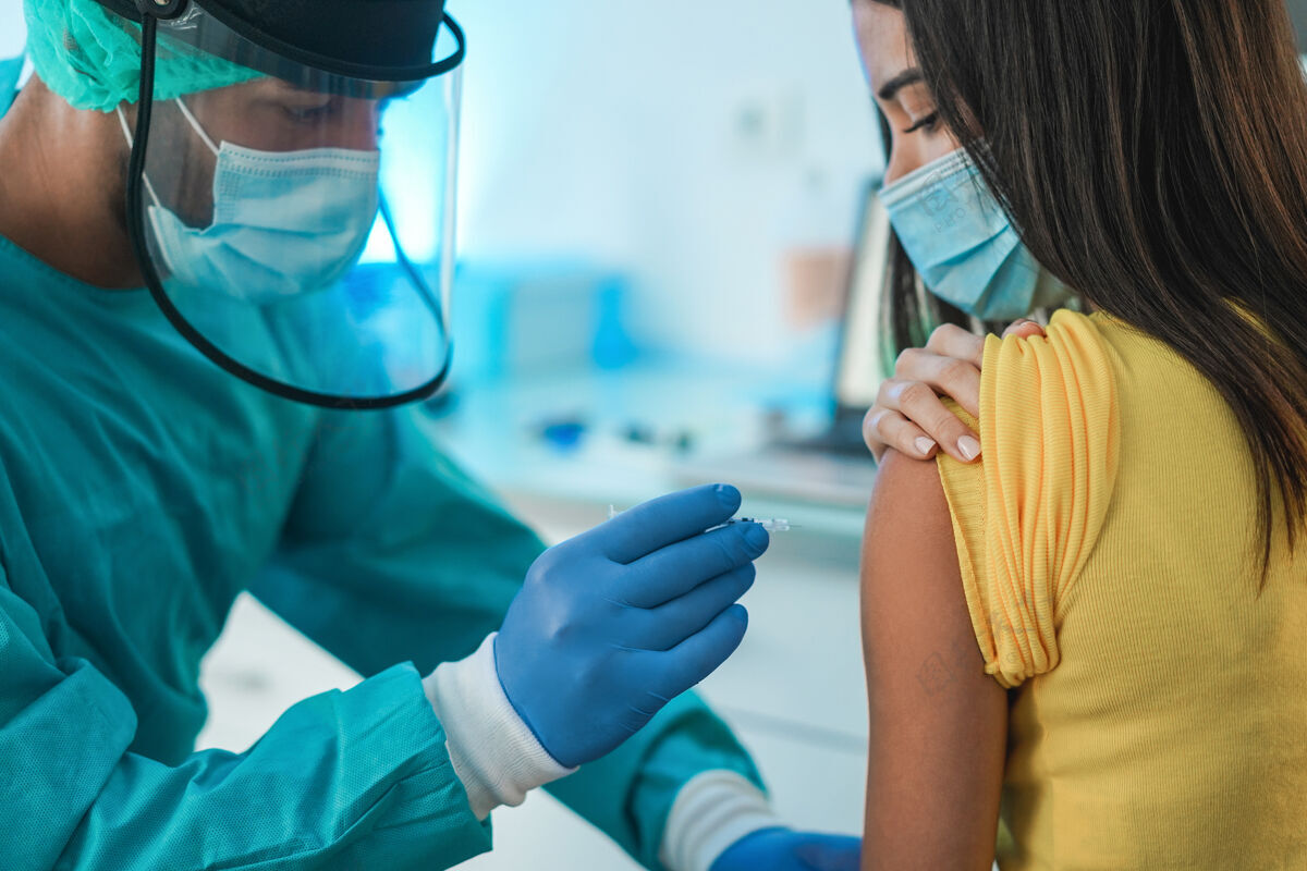 剂量医生穿着防毒服 戴着防护手套 给病人注射冠状病毒疫苗——关注医生的手大流行药品流行病