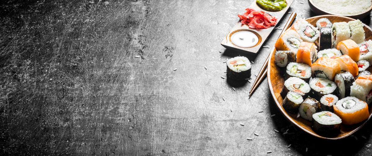 金枪鱼各种各样的寿司卷 三文鱼和蔬菜放在盘子里卷Maki新鲜