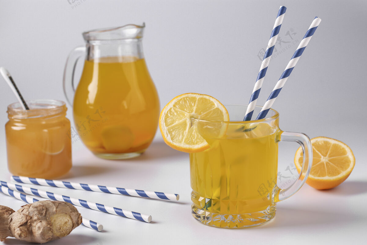 根自制健康饮料 柠檬 姜 蜂蜜和姜黄在白色表面 水平方向 特写风味姜活络