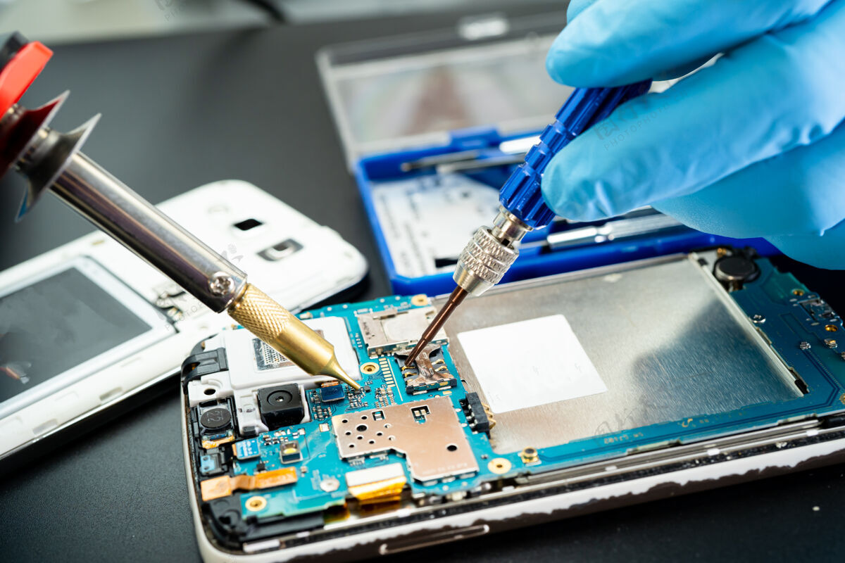 电路板技术人员通过焊接修复手机内部铁.集成电路数据 硬件 技术的概念设备手移动