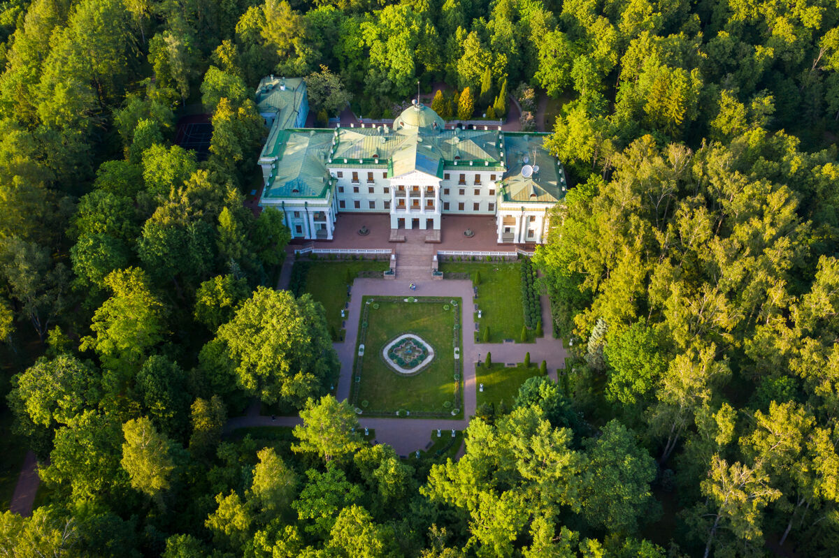宫殿2019年6月3日 莫斯科地区 俄罗斯莱亚洛沃的旧贵族庄园位于莫罗佐夫卡公园酒店景观房子森林