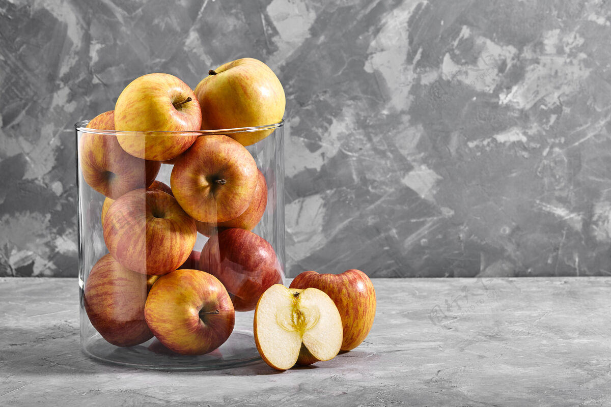 新鲜红黄色的苹果在桌面上与灰色石头背景上的复制空间的看法水果苹果深色