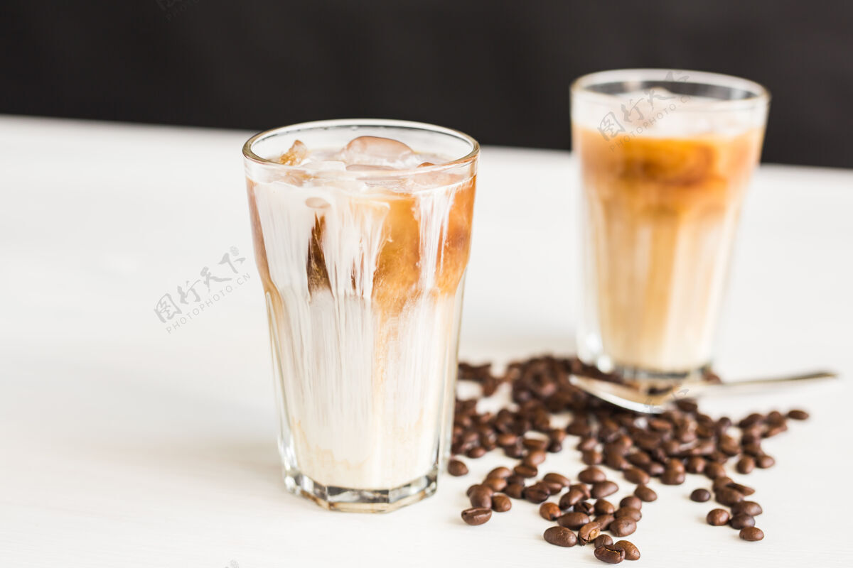 冰美味的饮料概念-冰咖啡加冰块饮料饮料美味