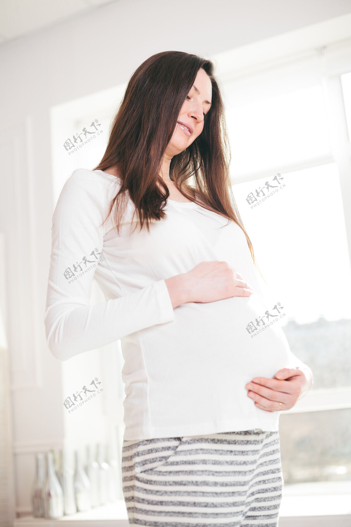 大孕妇在家走路抱着肚子怀孕美丽触摸