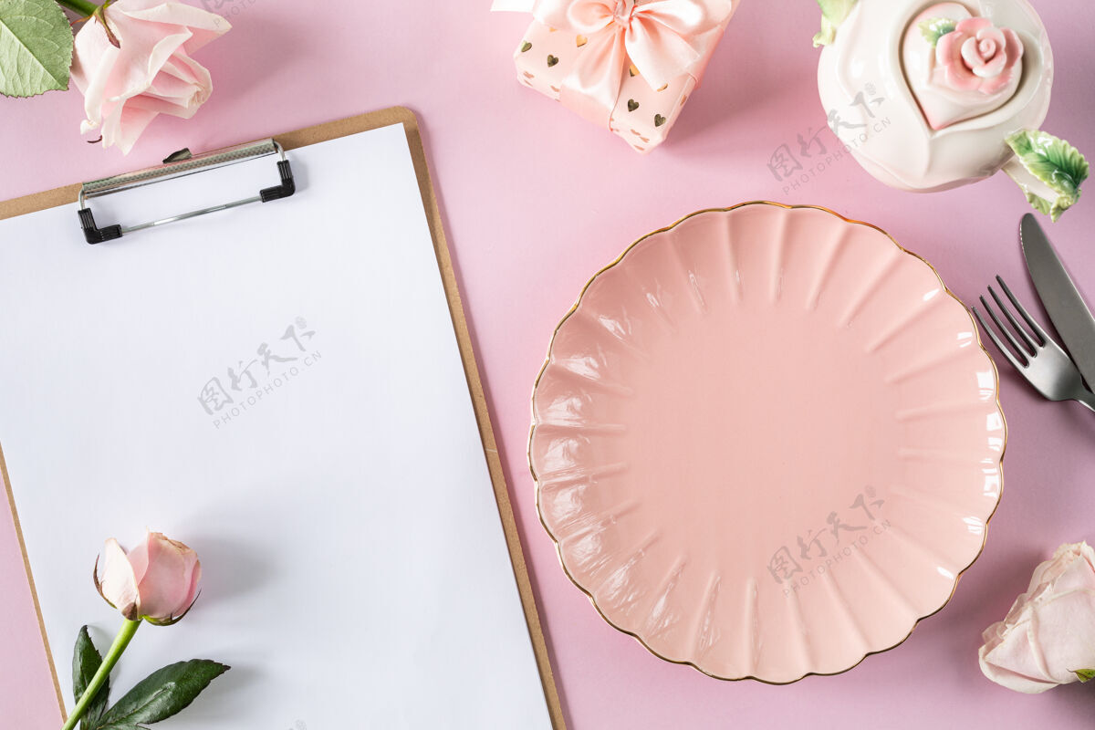 剪贴板Lght粉色表面搭配粉色玫瑰 礼品盒和粉色盘子博客现代花