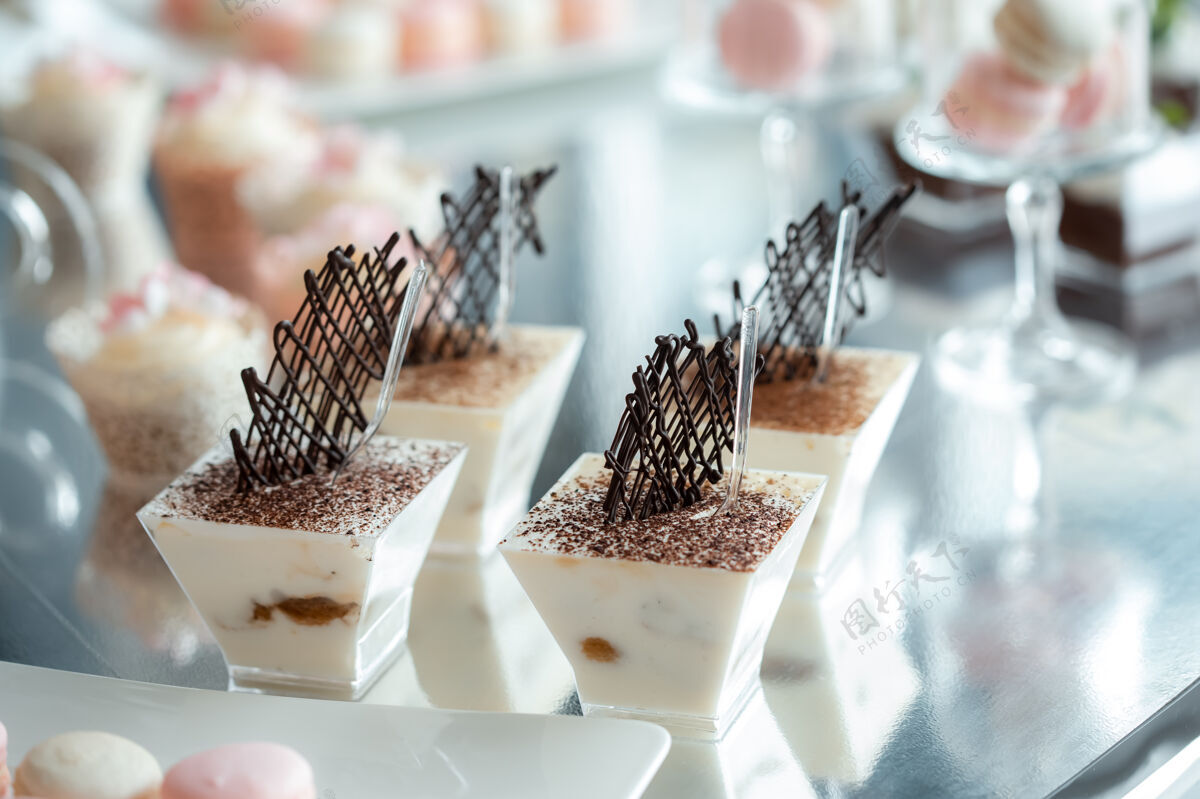 奶油经典甜点提拉米苏配巧克力装饰.提拉米苏在玻璃中形式.传统意大利甜点饼干甜味马斯卡朋