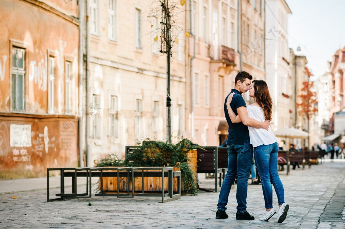 散步在圣瓦伦丁节 一对相爱的年轻情侣在婚礼上亲吻和拥抱城市爱情和温柔 约会 浪漫 家庭 周年纪念的概念拥抱快乐肖像