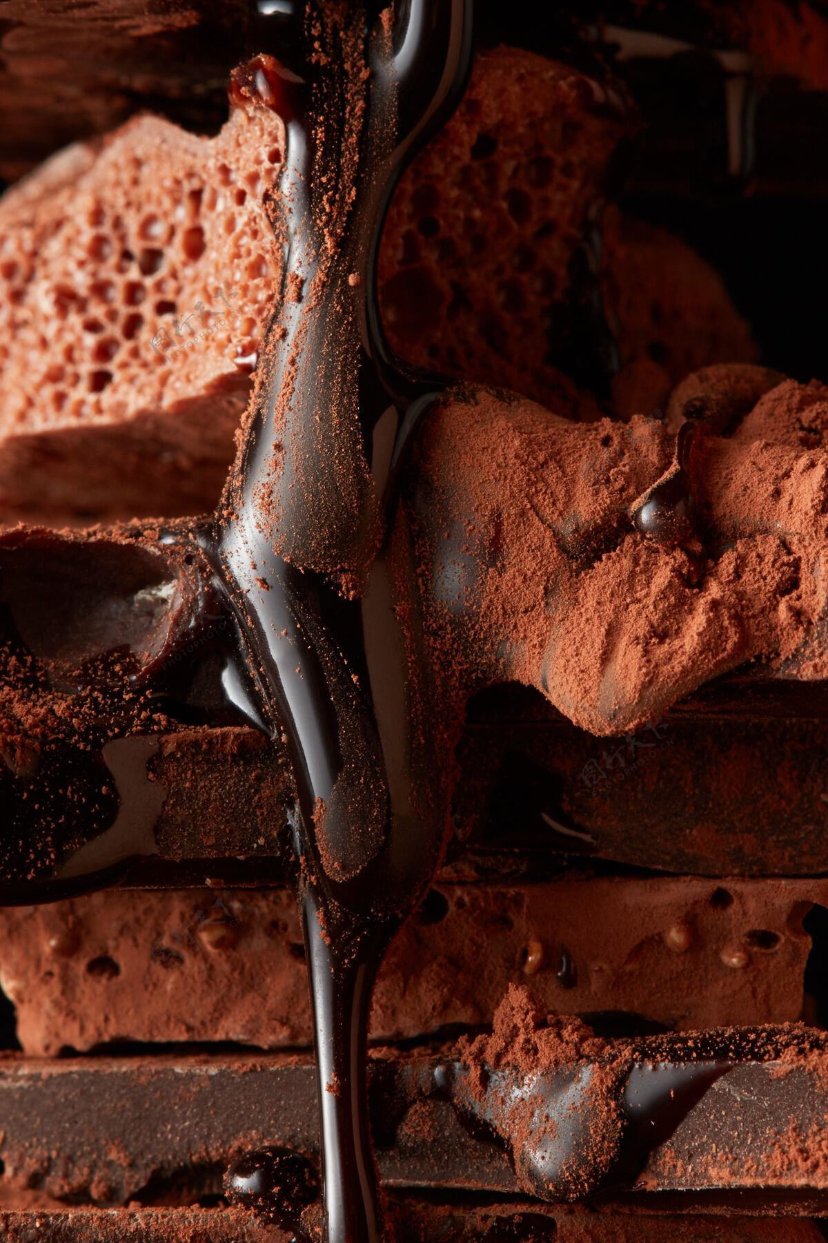 部分黑巧克力块和巧克力糖浆接近碎粉碎糖浆