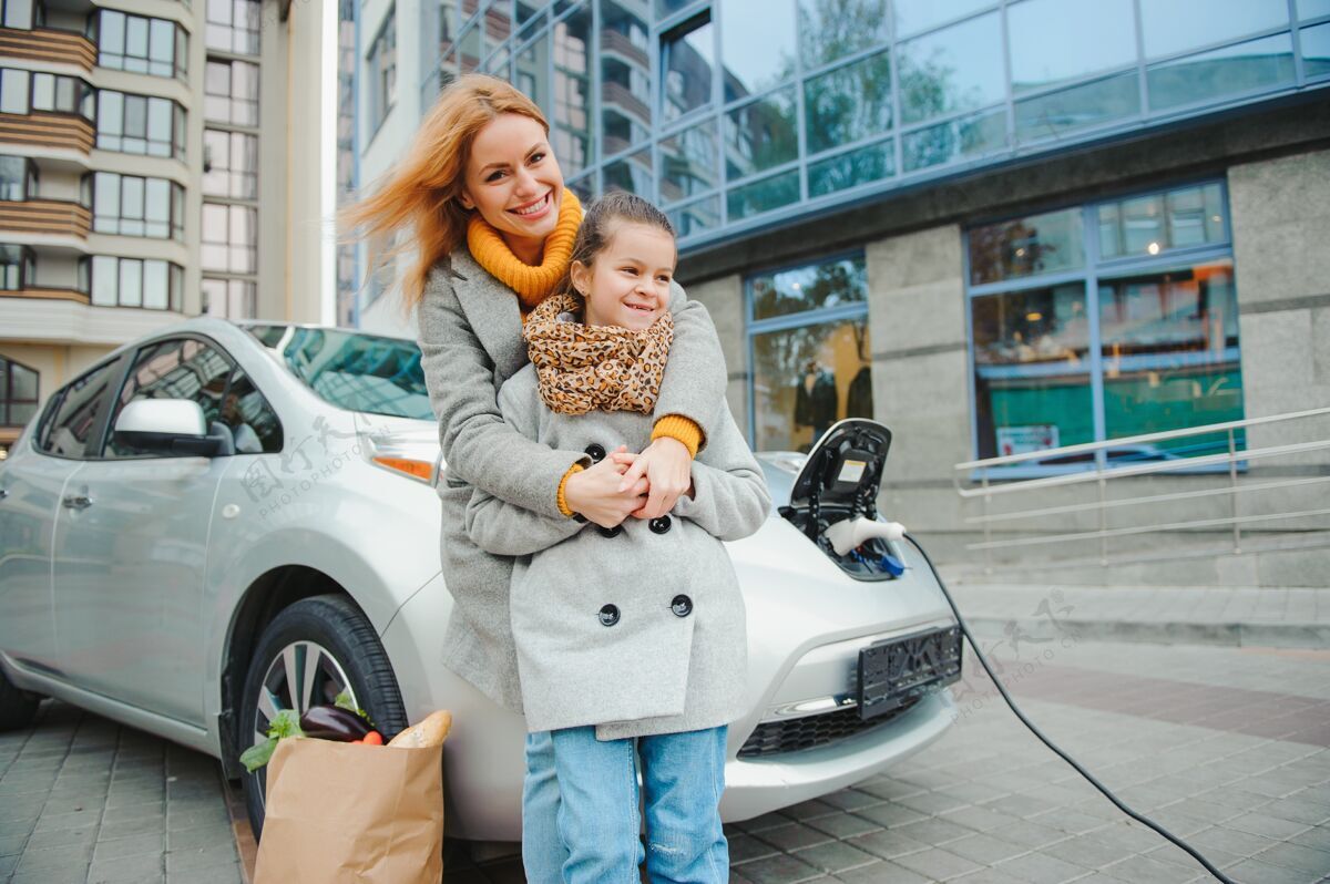 儿童时尚母女为电动车充电 共度时光电力婴儿驾驶员