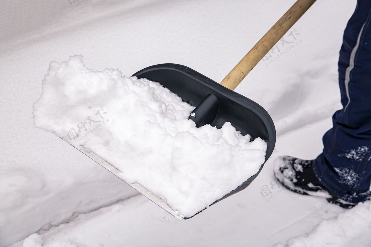 雪一个男人用手杖除雪季节性电铲工作季节降雪铲