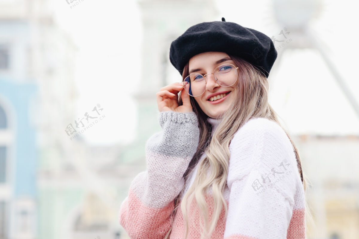 户外美丽的金发女人独自在舒适的斯沃特散步的户外时尚肖像毛衣情感酷
