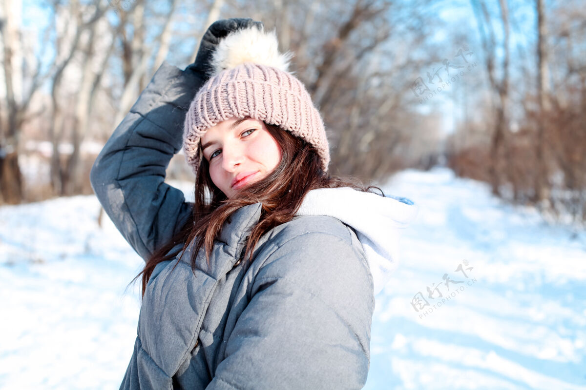 帽子美丽的年轻女子笑容可掬 在雪季快乐旅行年轻吹亚洲