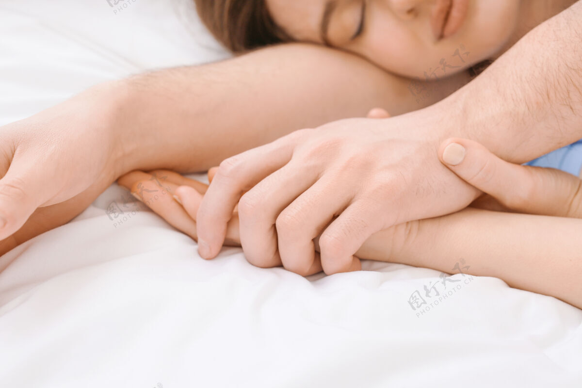 男人睡在床上的年轻夫妇 特写镜头睡觉丈夫床单