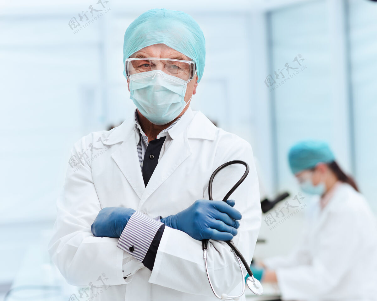 人员特写戴着防护面具的医生站在教室里实验室概念健康护理的责任特写工作医生