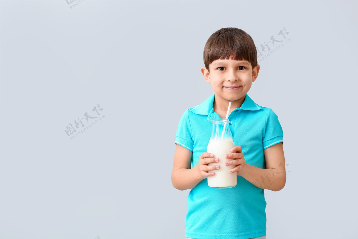 钙灯上有牛奶的小男孩维生素乳糖肖像