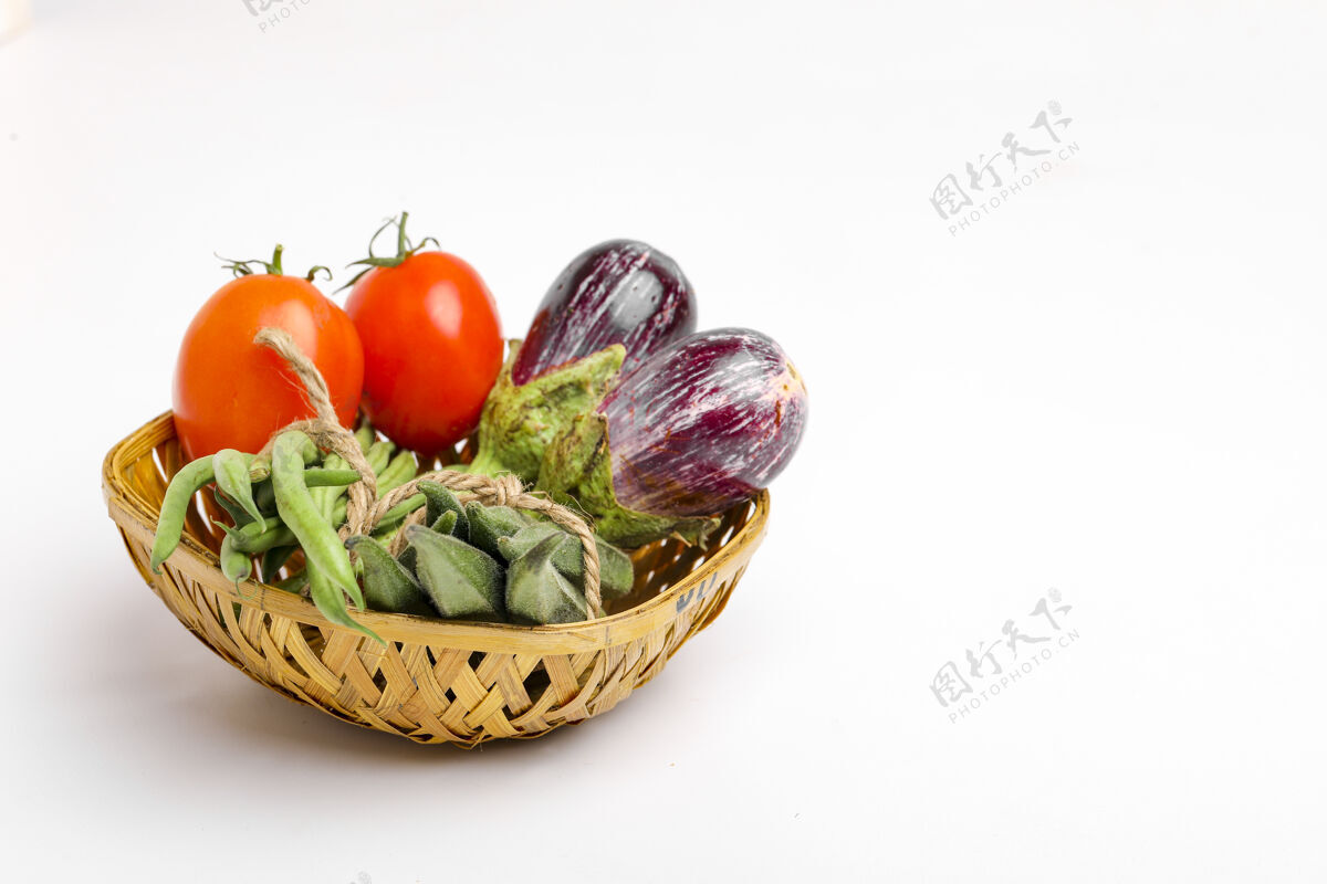 排毒把生蔬菜放在白色背景的木碗里搅拌健康食品藜麦沙拉