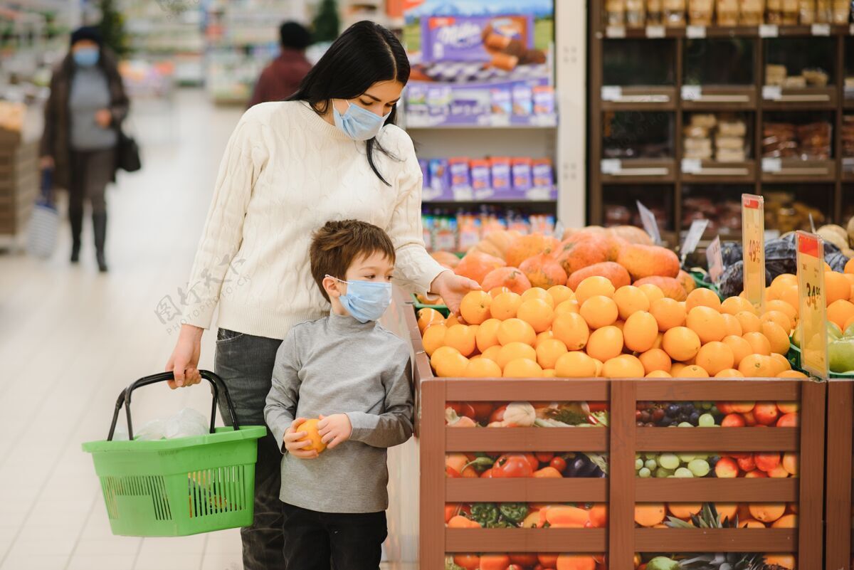 公众真实的母子俩戴着医用口罩在超市买食品的照片手推车孩子