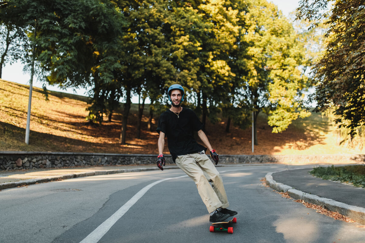 溜冰那家伙坐在一块木板上日落高高质量的照片街道道路活动