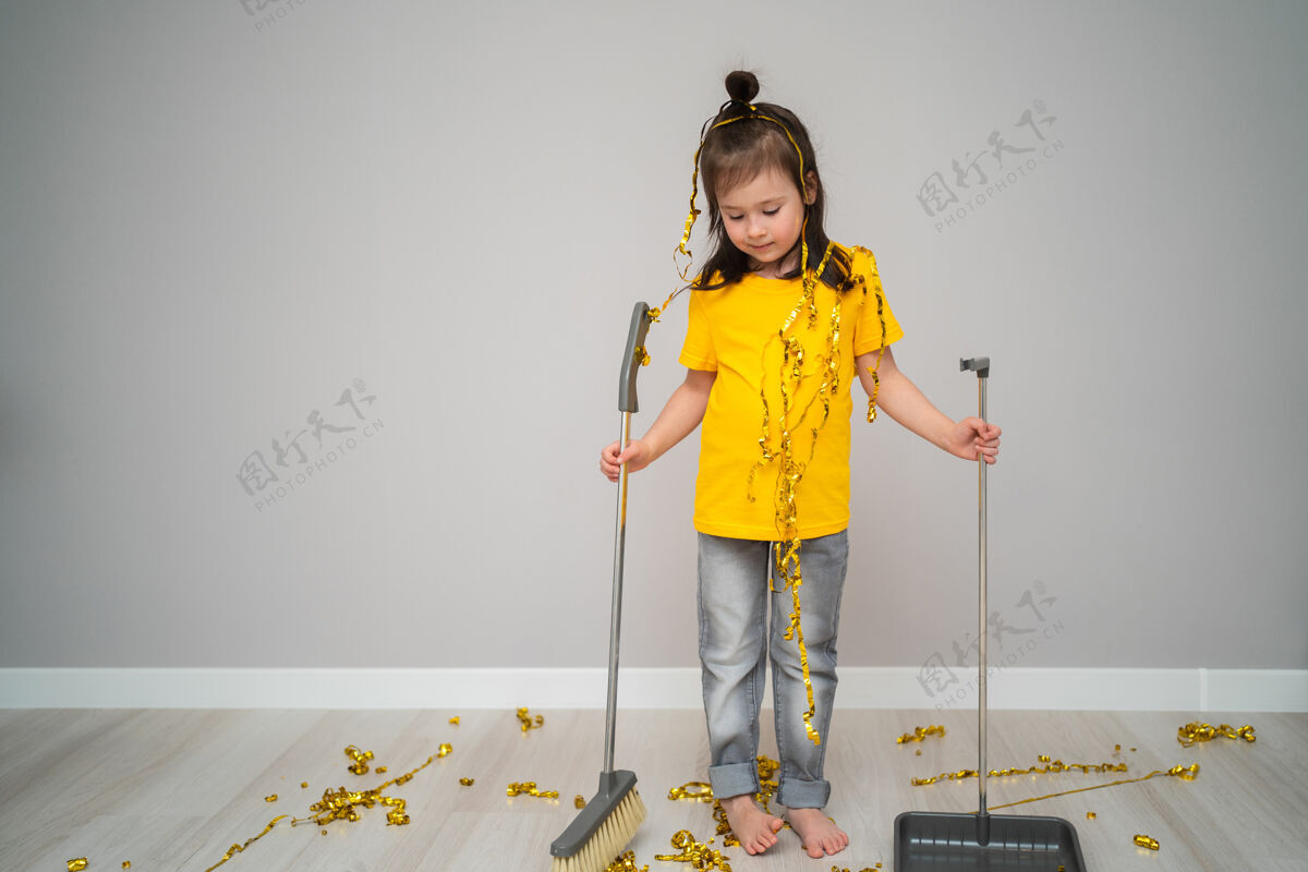 清洁小女孩儿用扫帚打扫客厅家悲伤拿着勺子和威士忌的女孩青少年拖把女服务员