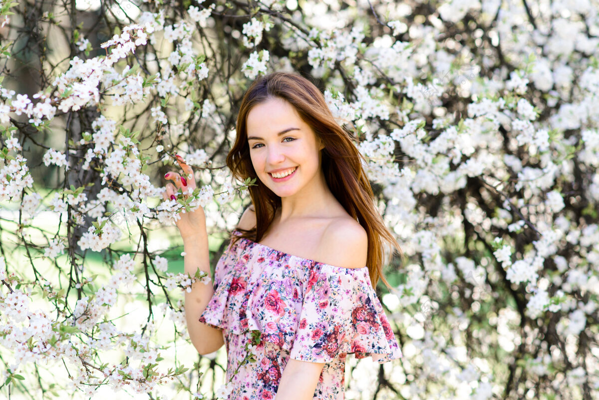 微笑美丽的红发白衣少女画像 春花盛开开花公园魅力