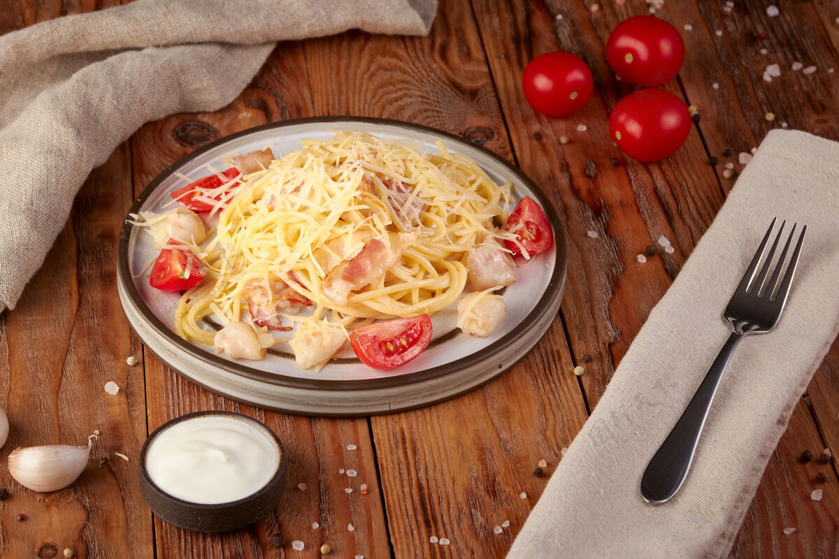 意大利面培根番茄意大利面 意大利料理 木制背景晚餐罗勒乡村风味